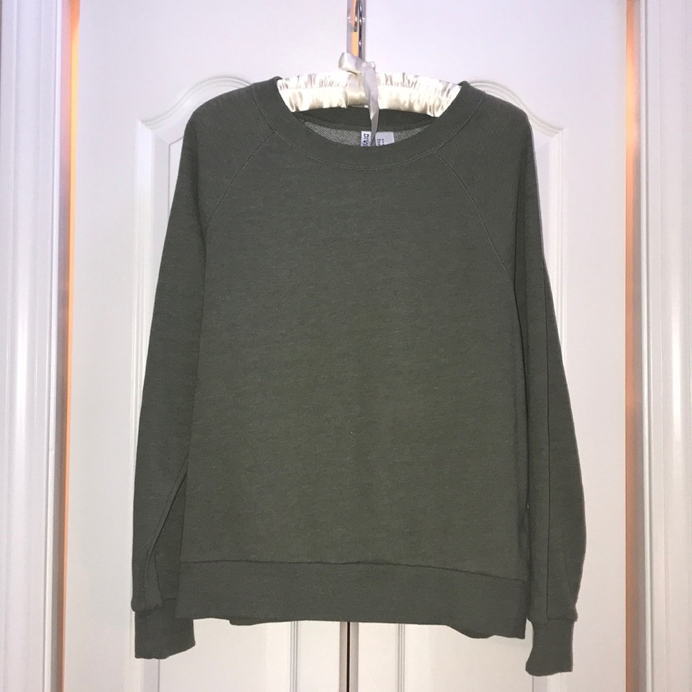 🌟NEW green crew neck🌟